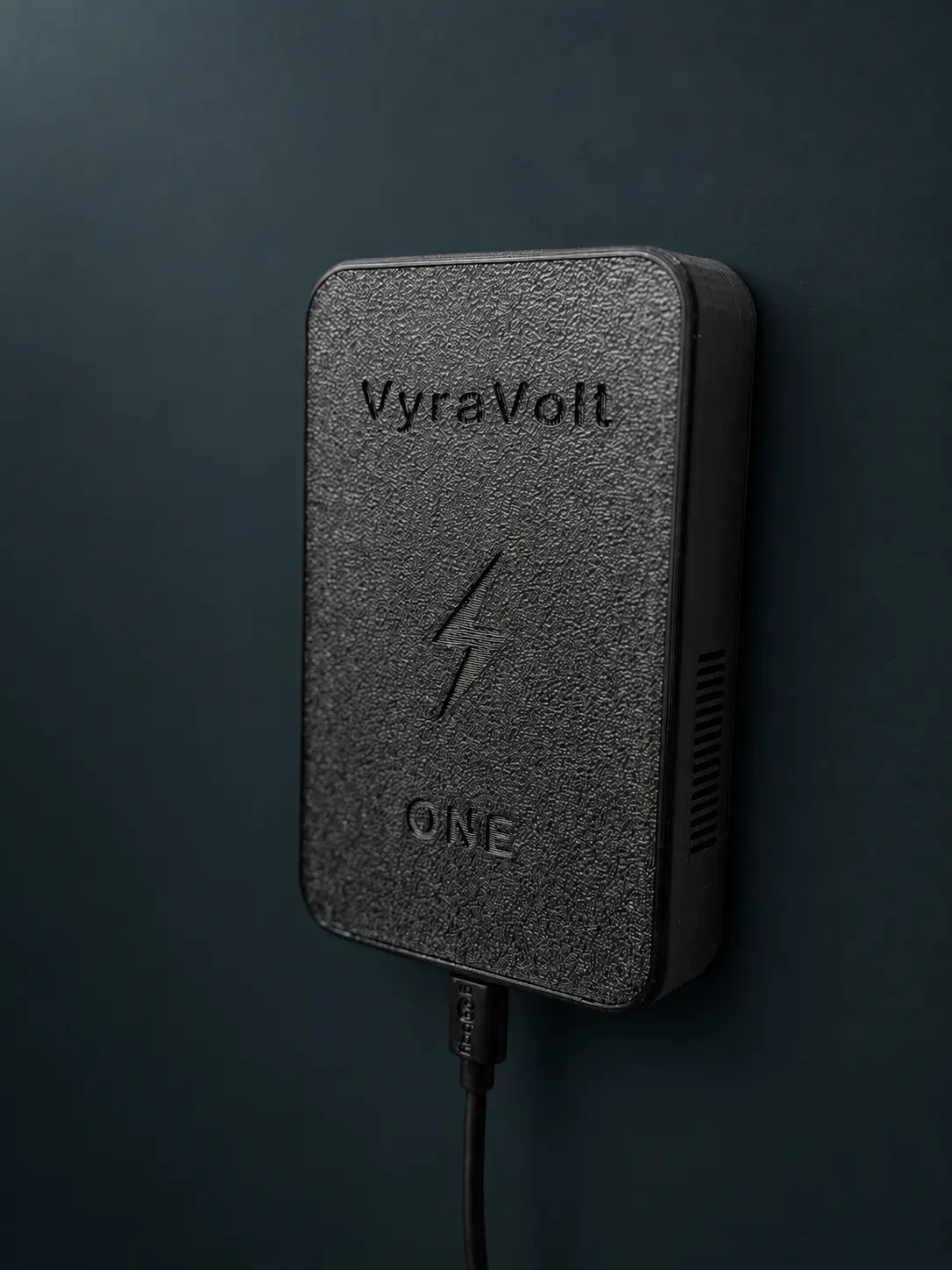 VyraVolt ONE – Produktfoto mit retuschiertem Hintergrund
