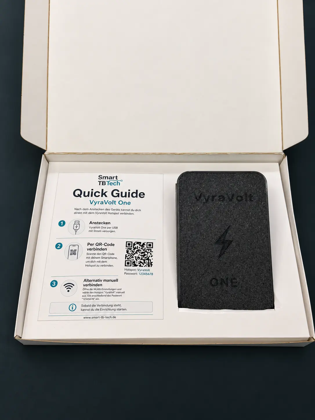 Geöffnete VyraVolt-ONE-Verpackung mit Gerät und Kurzanleitung